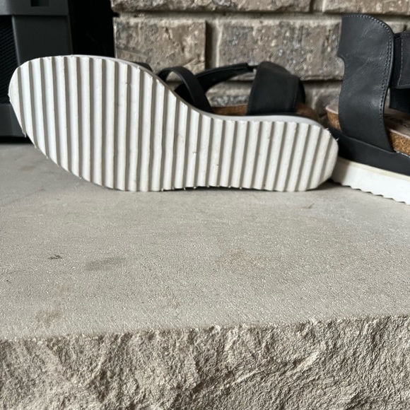 Mukluks size 8. Excellent condition. Velcro closure. - Picture 6 of 9